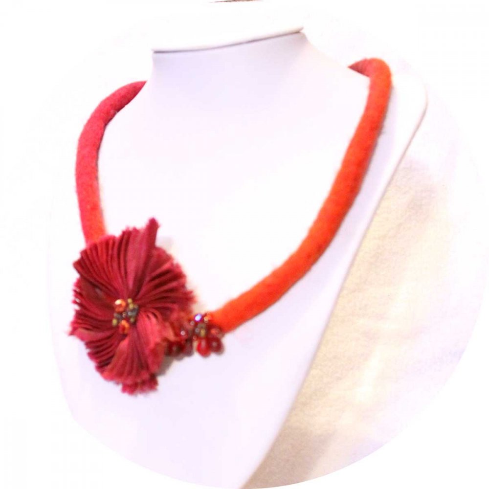 Collier cour prune et rouge en laine feutrée et ruban de soie--2226414561113