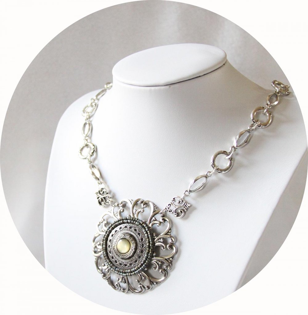 Collier  Esprit Antique avec un médaillon brodé de perles monté sur une estampe en métal argent ancien et chaine grands maillons argent--9995541883629