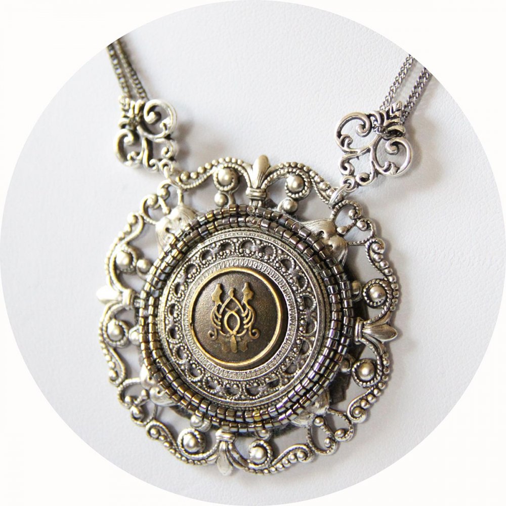 Collier Esprit Antique avec un médaillon brodé de perles monté sur une estampe en métal argent ancien et fines chaines argent et bronze--9995541912626