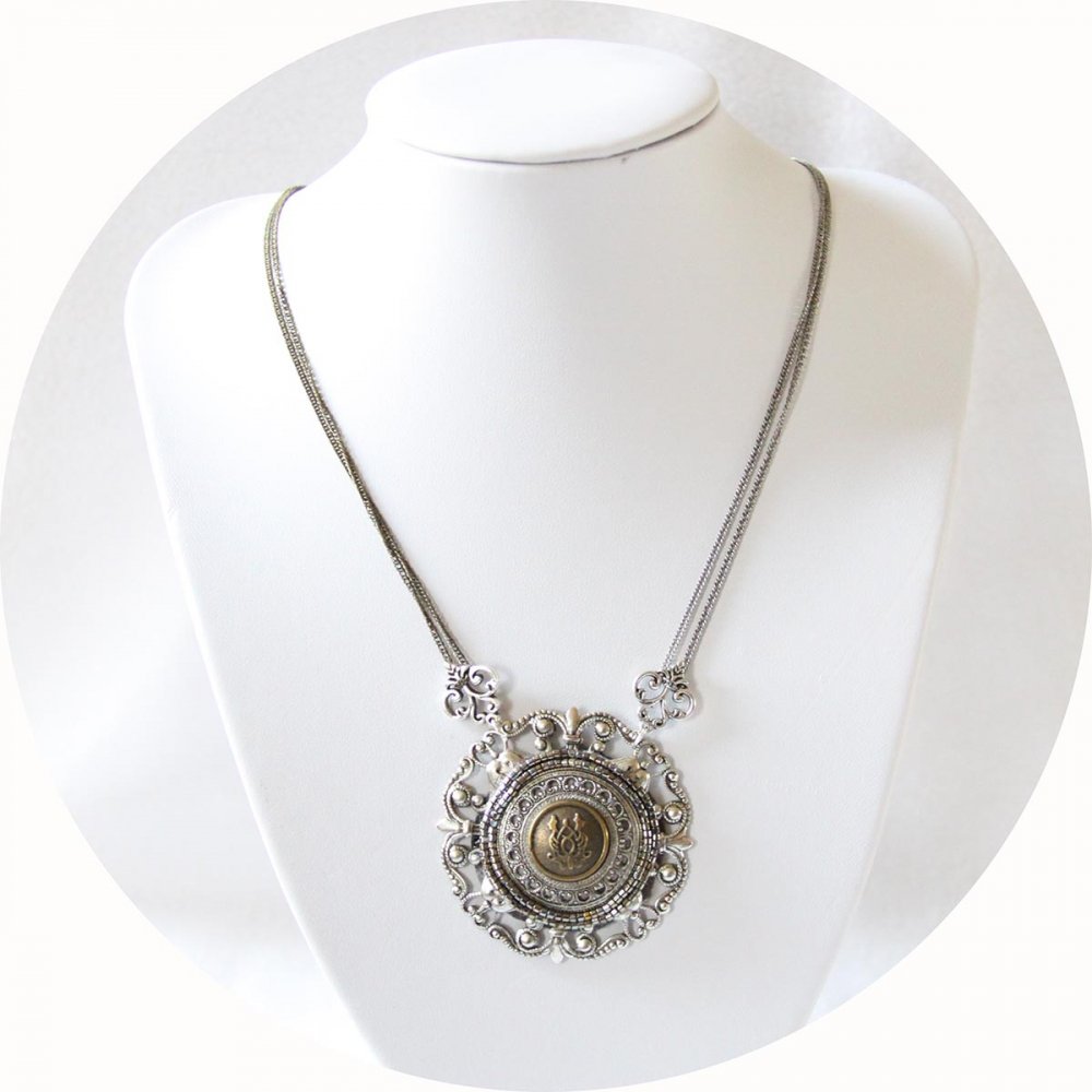 Collier Esprit Antique avec un médaillon brodé de perles monté sur une estampe en métal argent ancien et fines chaines argent et bronze--9995541912626