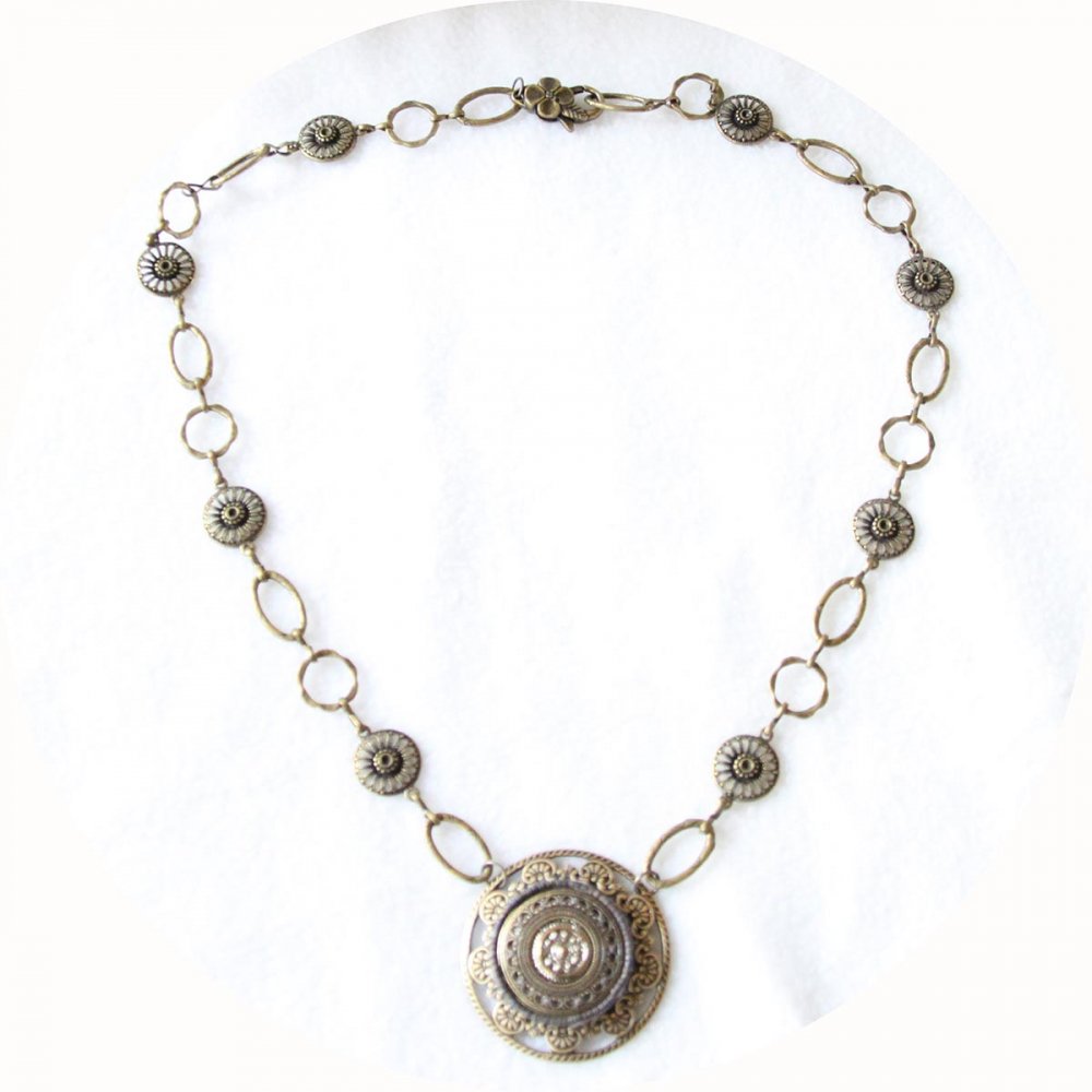 Collier Esprit Antique avec un médaillon brodé de perles monté sur une estampe en métal bronze ancien et chaine grands maillons bronze--9995541900180