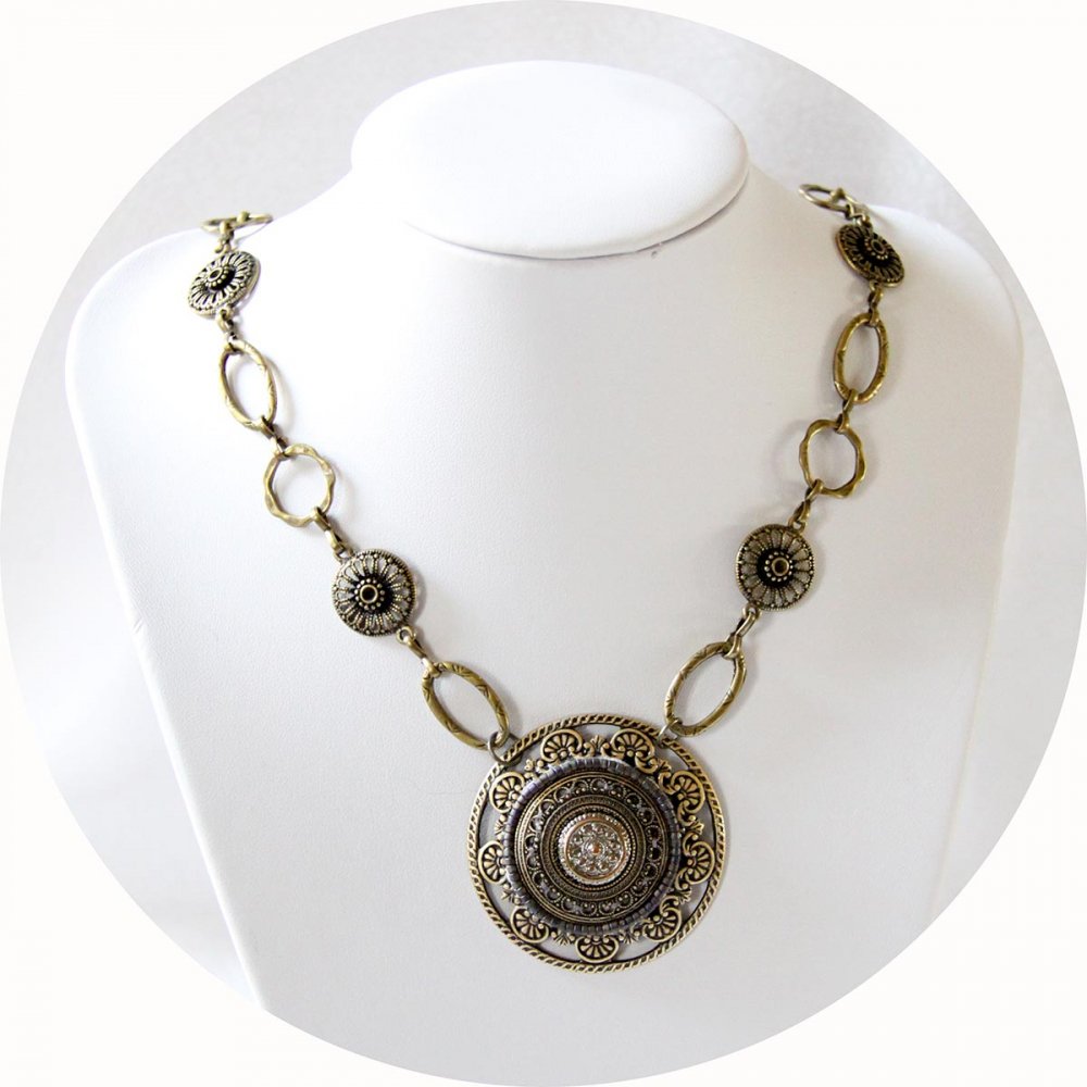 Collier Esprit Antique avec un médaillon brodé de perles monté sur une estampe en métal bronze ancien et chaine grands maillons bronze--9995541900180