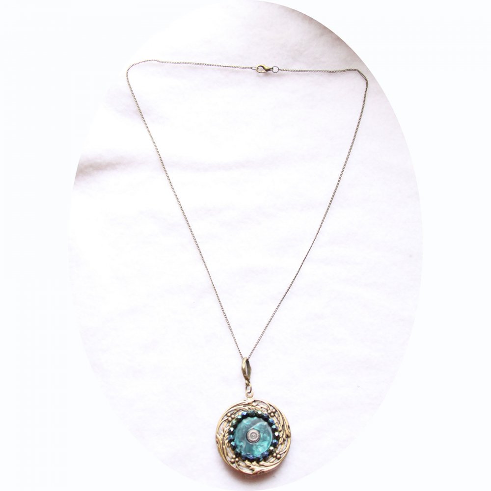 Collier  Esprit Antique médaillon brodé de perles monté sur une estampe en métal bronze--9996055152997