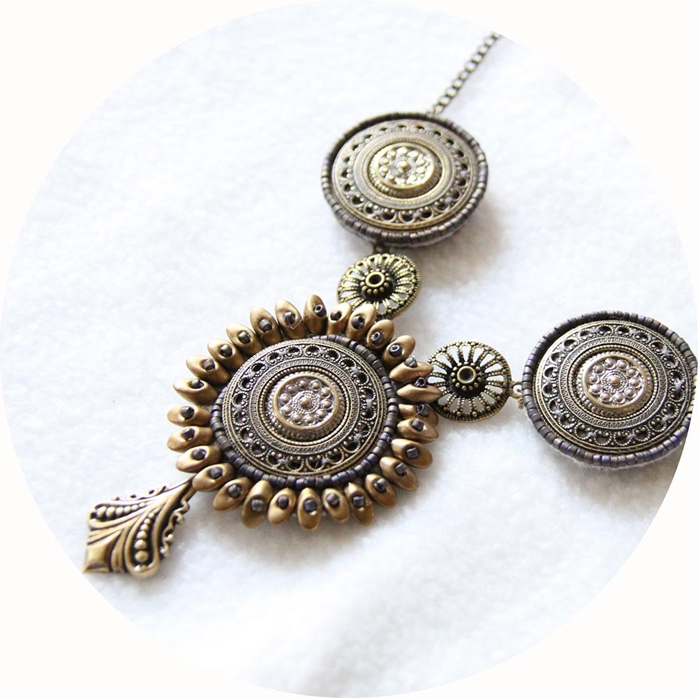 Collier Esprit Antique trois médaillons brodés de perles montés sur une estampe en métal bronze ancien et chaine bronze--9995579465842