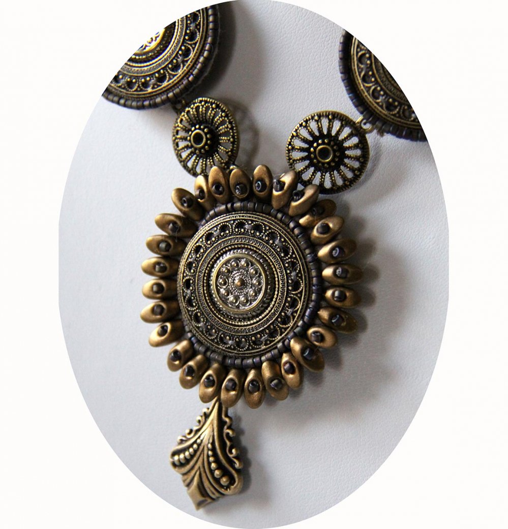 Collier Esprit Antique trois médaillons brodés de perles montés sur une estampe en métal bronze ancien et chaine bronze--9995579465842