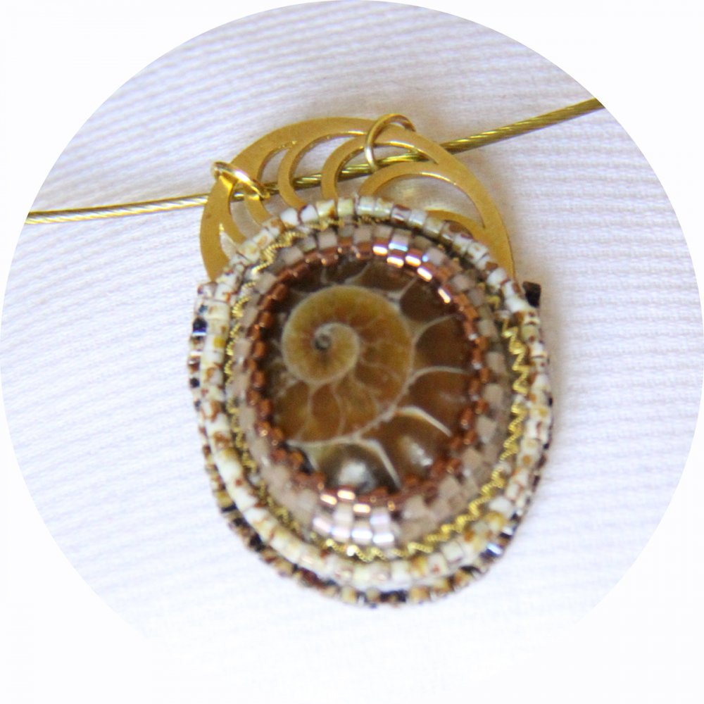Collier médaillon ammonite serti de perles japonaises dorées--2226351039737