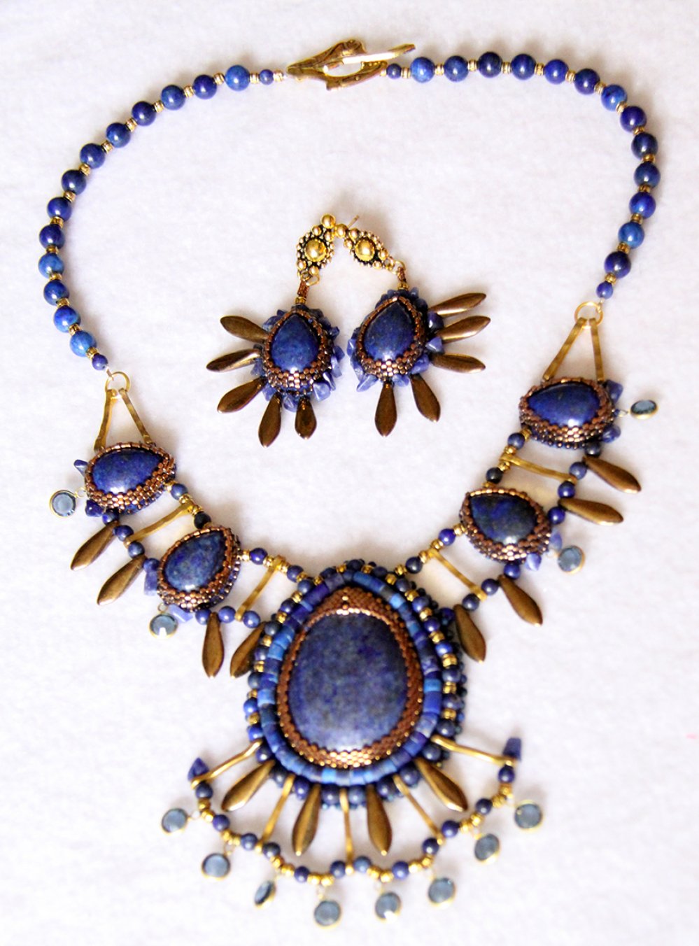 Collier médaillon bleu lapis lazuli et doré en broderie de perles--2226351022319