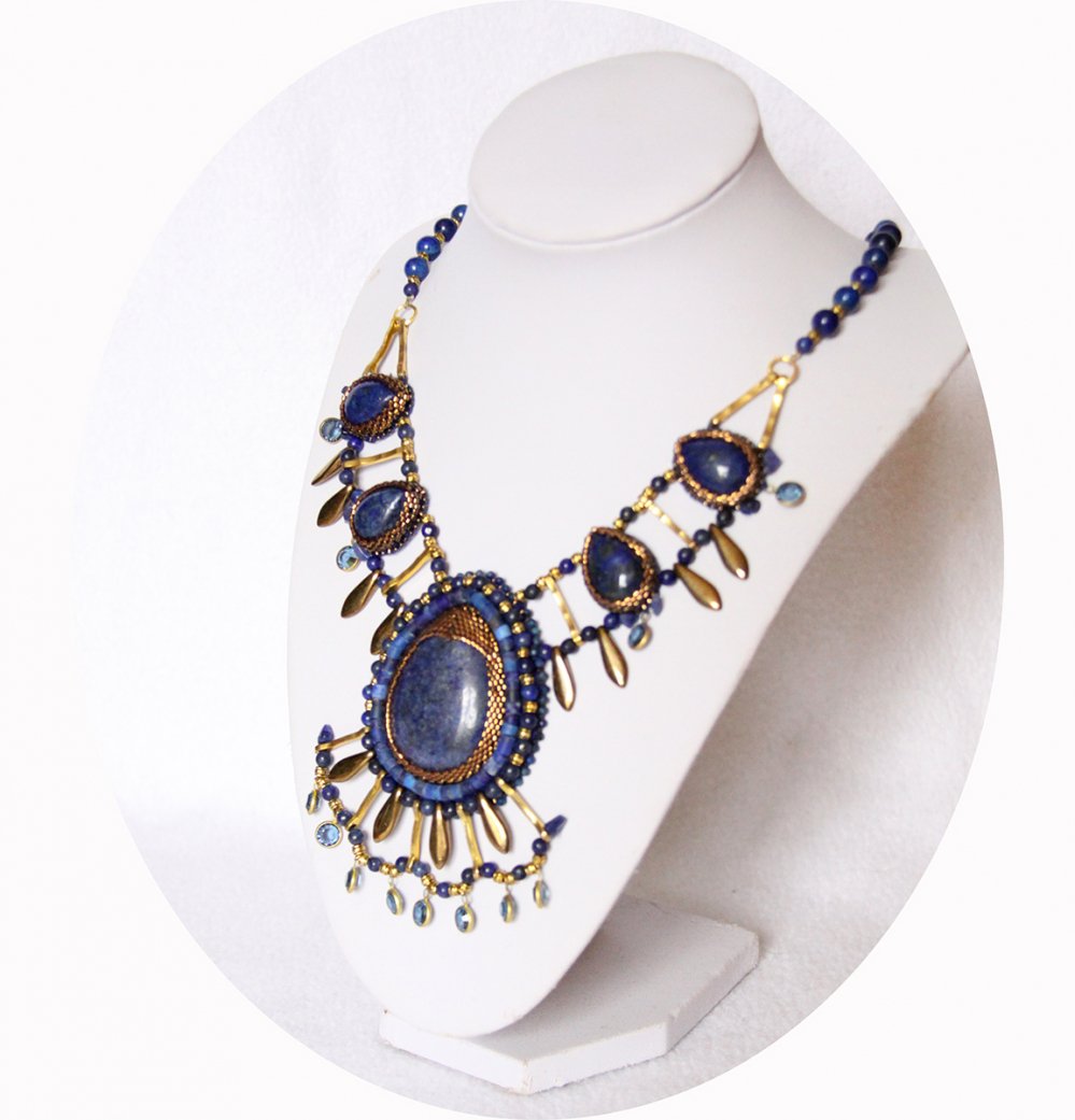 Collier médaillon bleu lapis lazuli et doré en broderie de perles--2226351022319