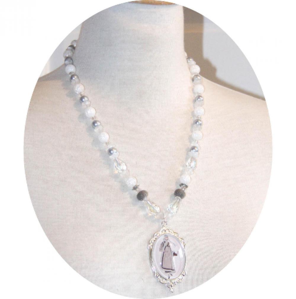 Collier médaillon cabochon Gravure de Mode années 20 ancienne sur rang de perles blanc et argent--9995589892393
