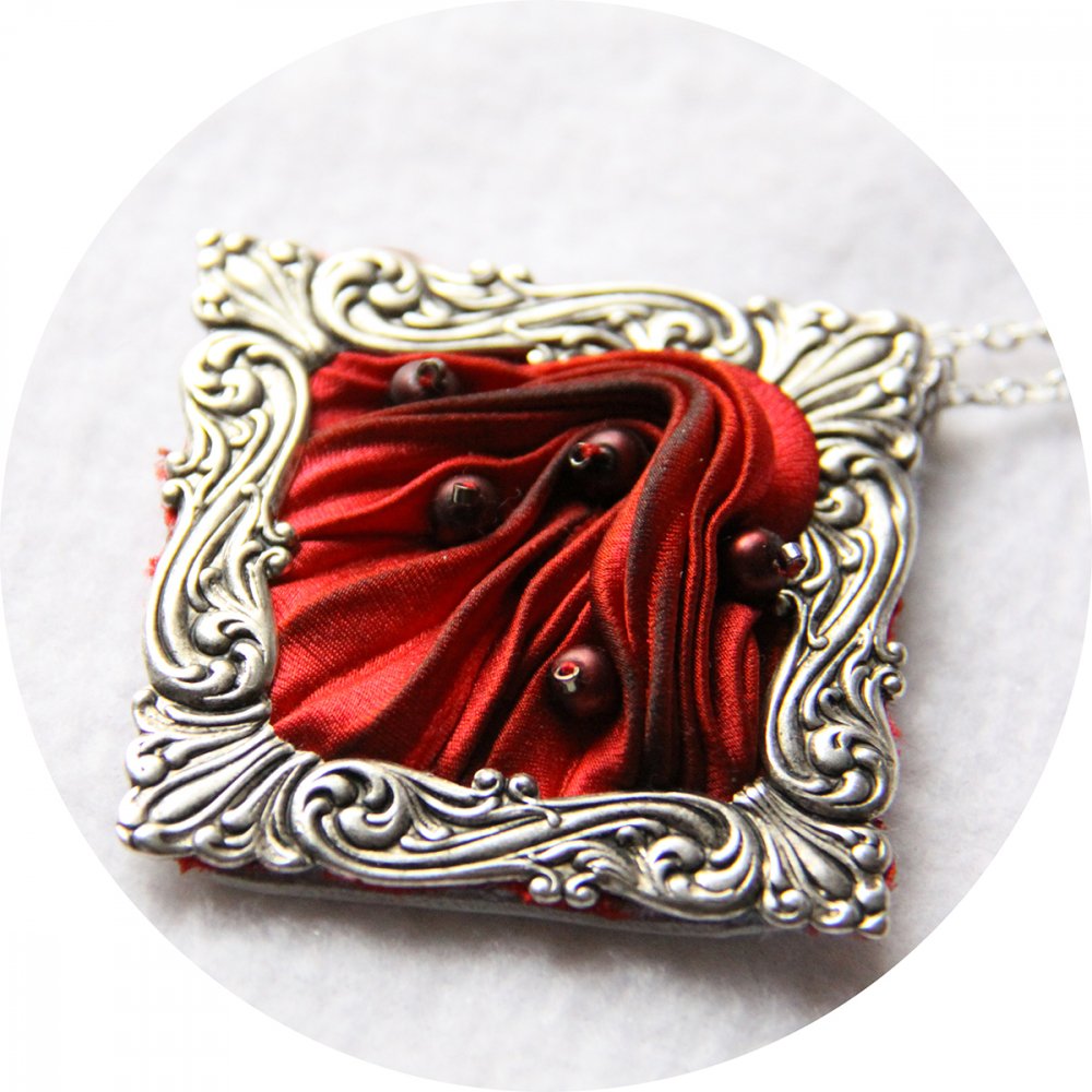 Collier médaillon carré en ruban de soie shibori rouge brodée et cadre argenté--9996049576976