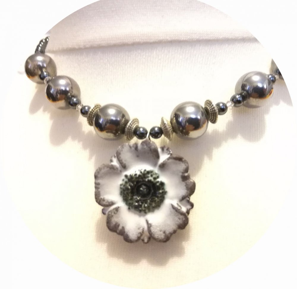 Collier médaillon coquelicot blanc et gris sur rang de perles en hématite--9995968836062