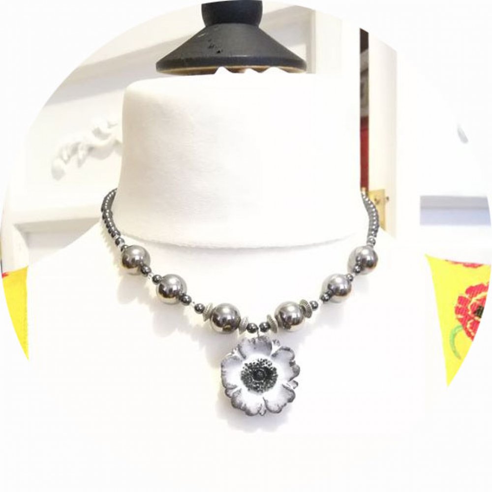 Collier médaillon coquelicot blanc et gris sur rang de perles en hématite--9995968836062