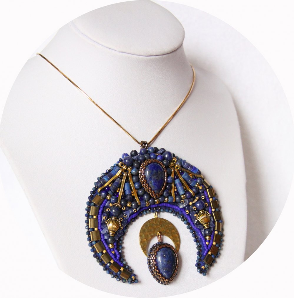 Collier médaillon croissant de lune bleu lapis lazuli et or--2226351016493