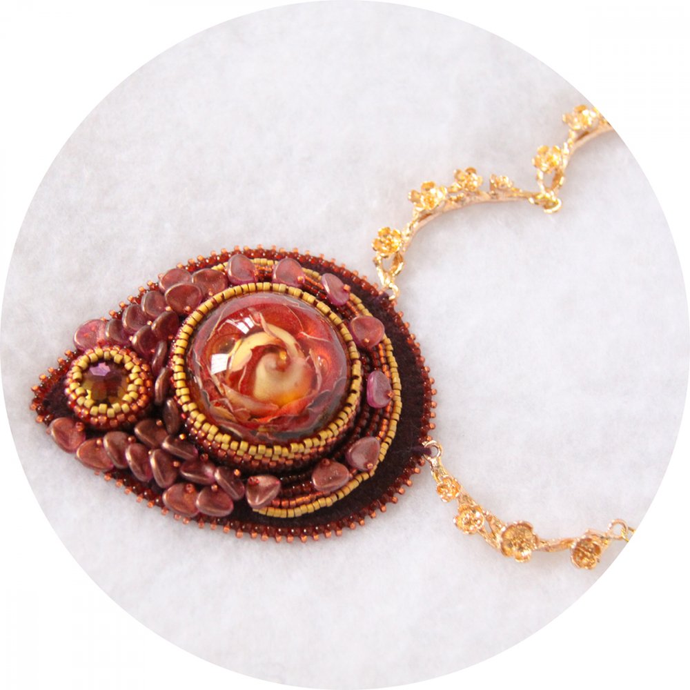 Collier médaillon dome de fleurs séchées prune et or serti de perles japonaises--2226748968794