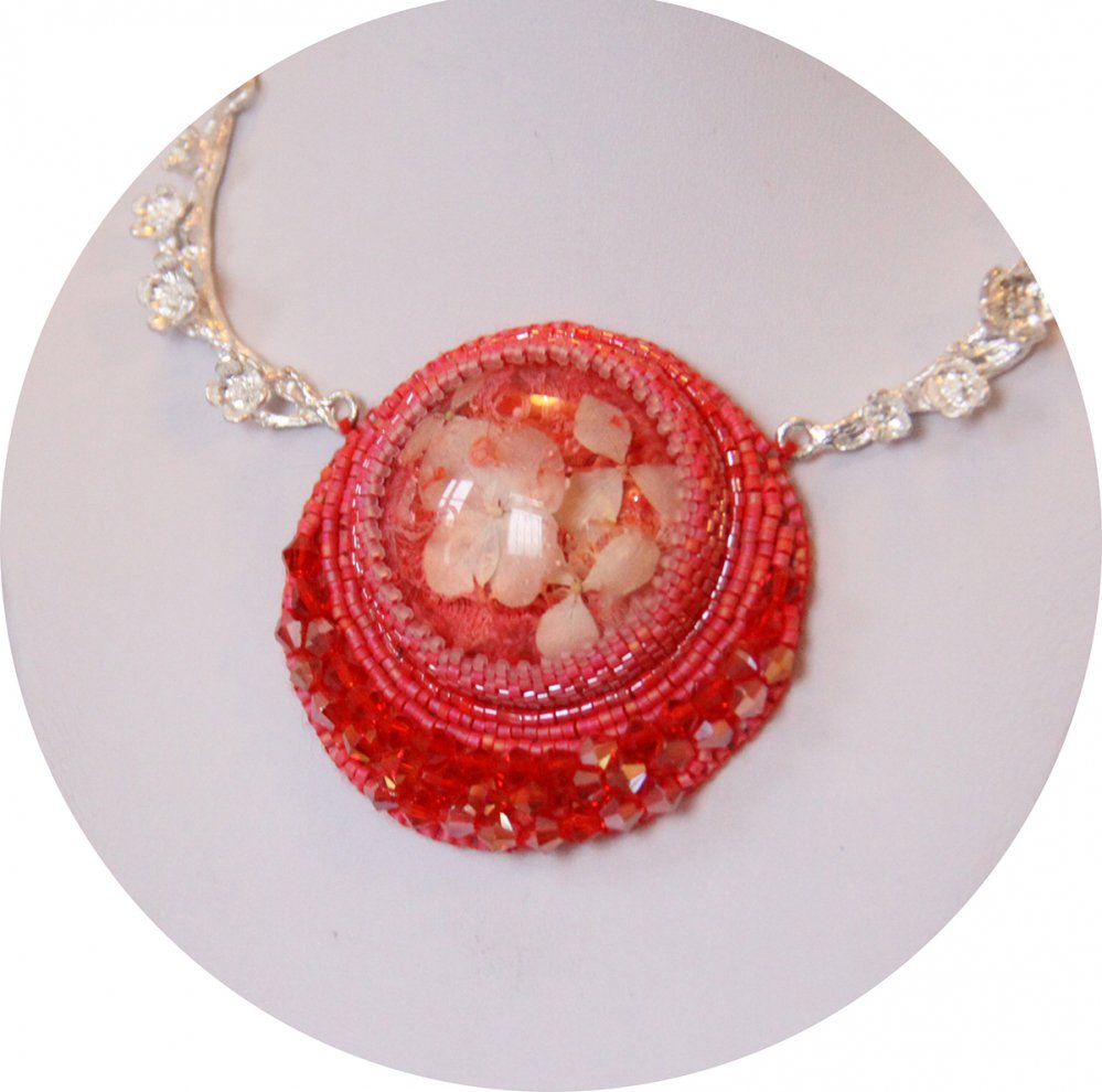 Collier médaillon dome de fleurs séchées rouge serti de perles japonaises et cristal--2226748963737