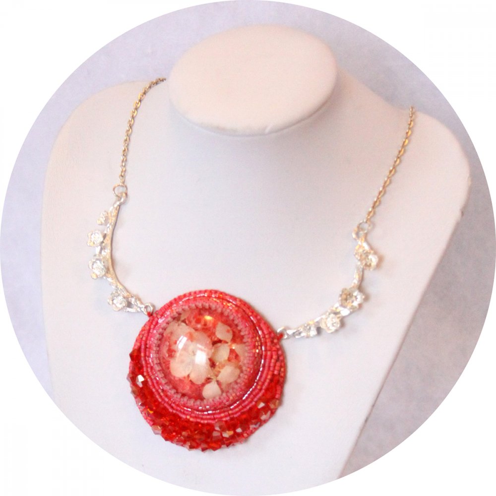 Collier médaillon dome de fleurs séchées rouge serti de perles japonaises et cristal--2226748963737