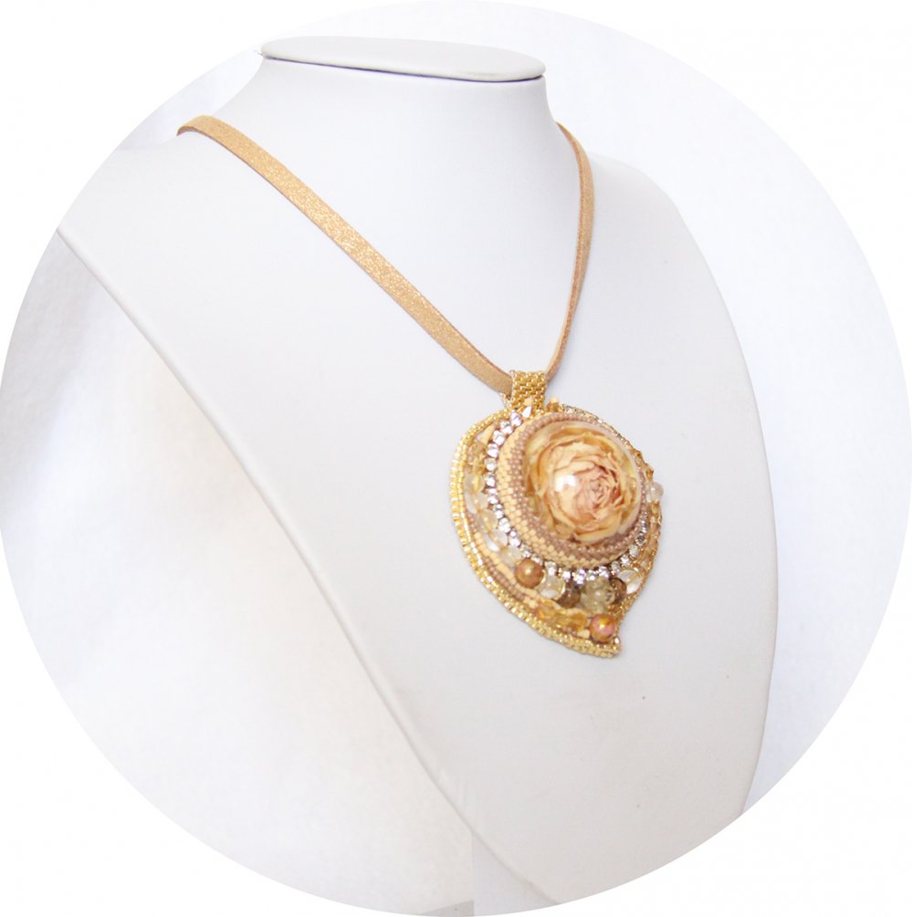 Collier médaillon dome rose crème serti de perles japonaises--2226478080810