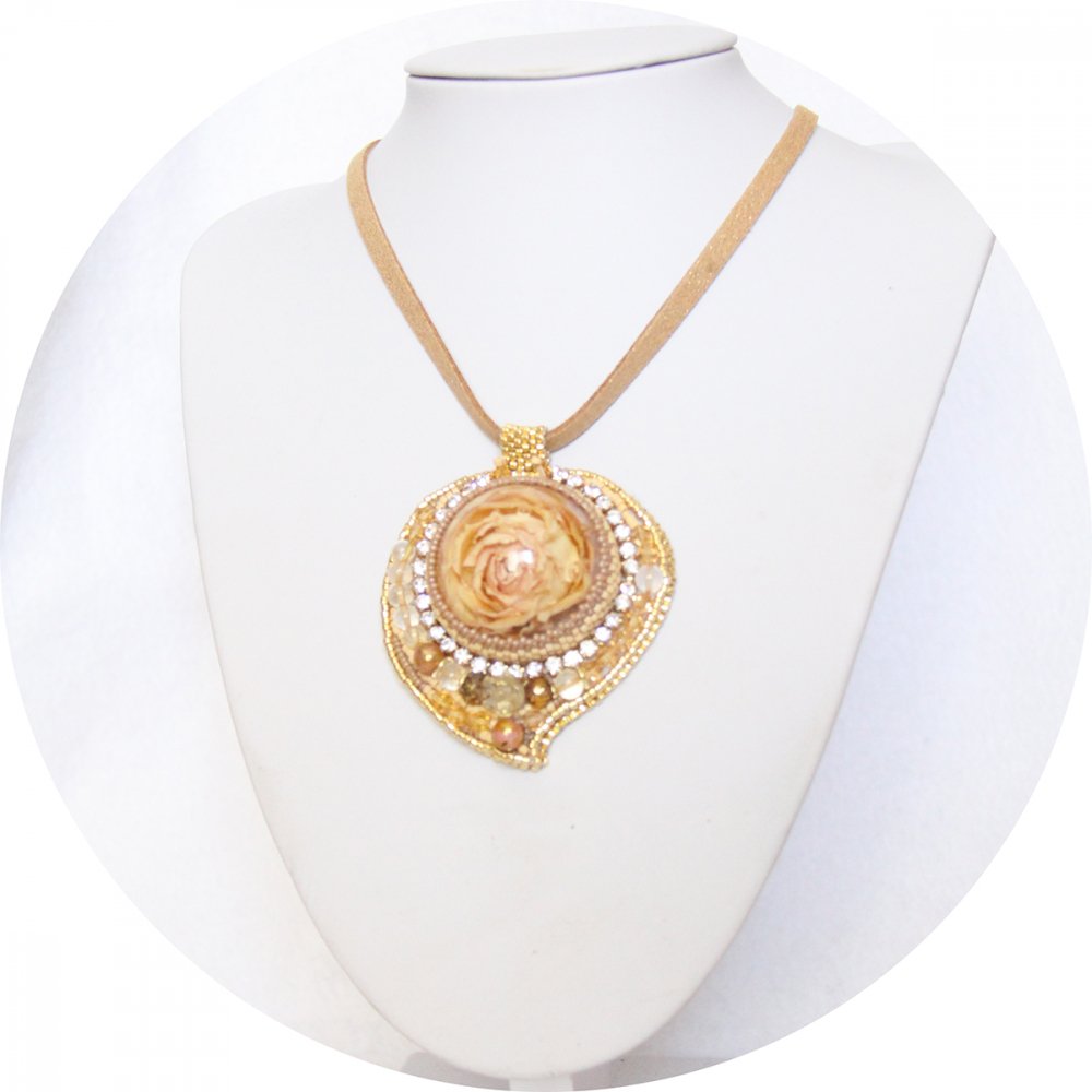 Collier médaillon dome rose crème serti de perles japonaises--2226478080810