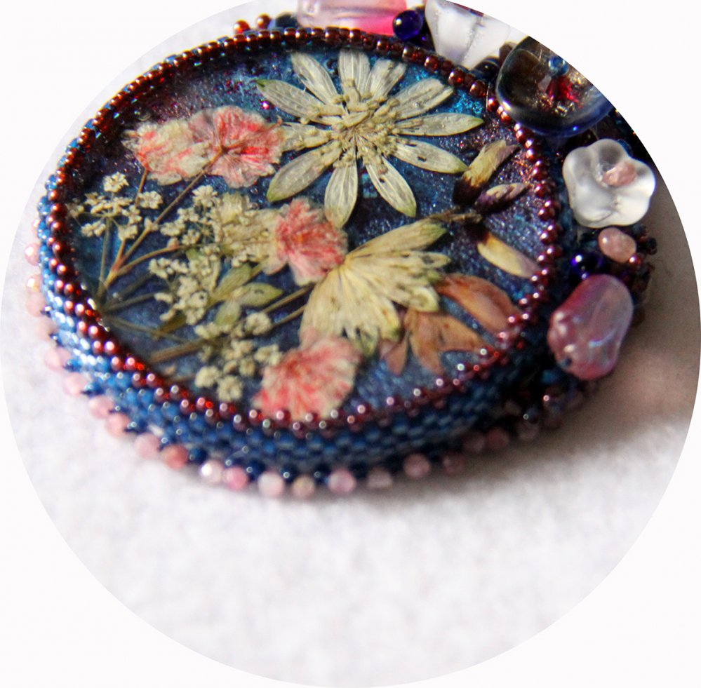 Collier médaillon fleurs séchées bleu rose et blanc serti de perles japonaises--2226350193393
