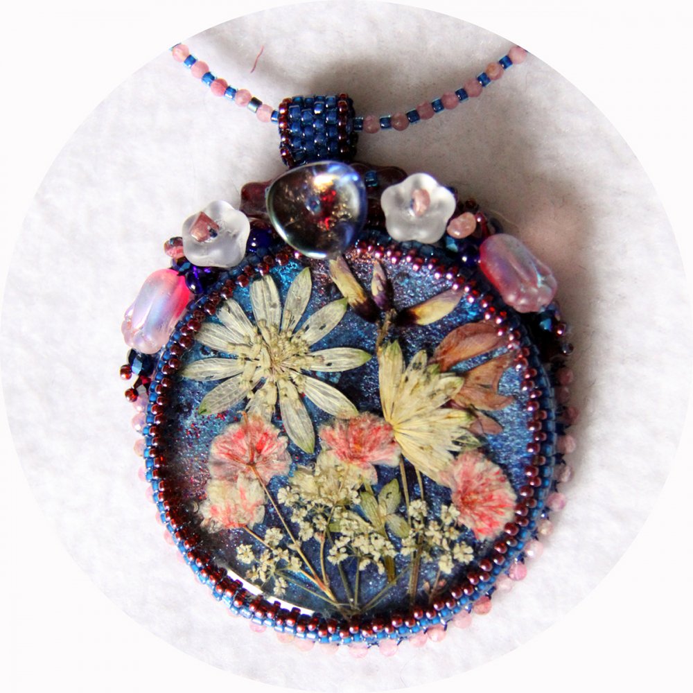 Collier médaillon fleurs séchées bleu rose et blanc serti de perles japonaises--2226350193393