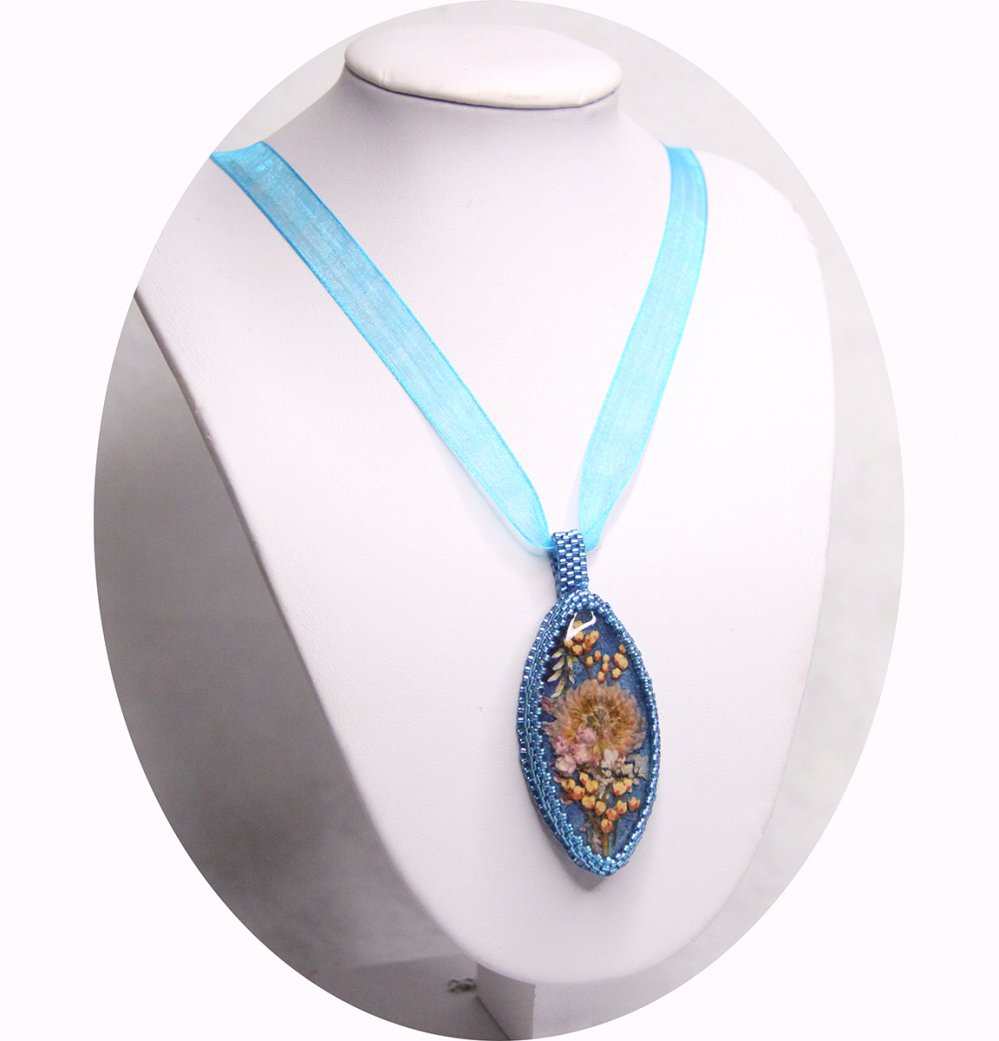 Collier médaillon fleurs séchées bleu serti de perles japonaises et cristal--2226740716867