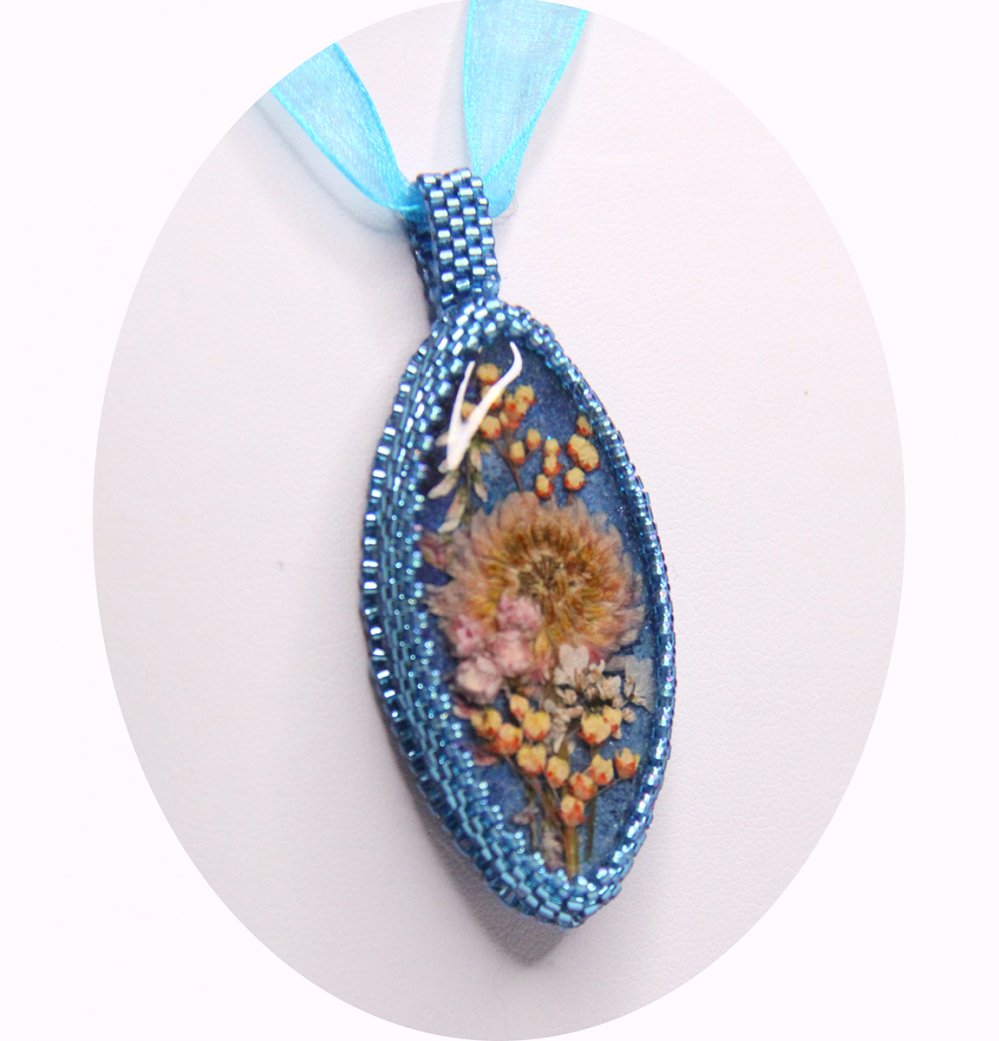 Collier médaillon fleurs séchées bleu serti de perles japonaises et cristal--2226740716867