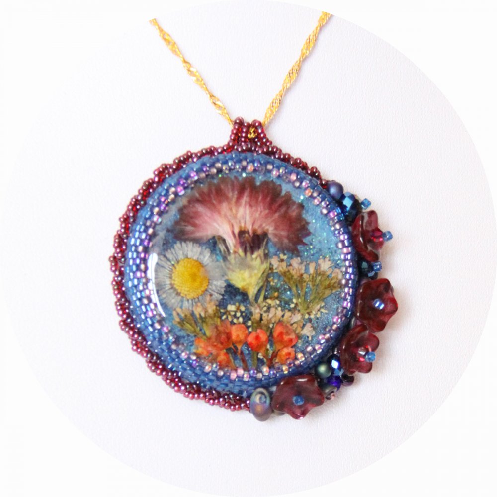Collier médaillon fleurs séchées bleu serti de perles japonaises--2226350187224