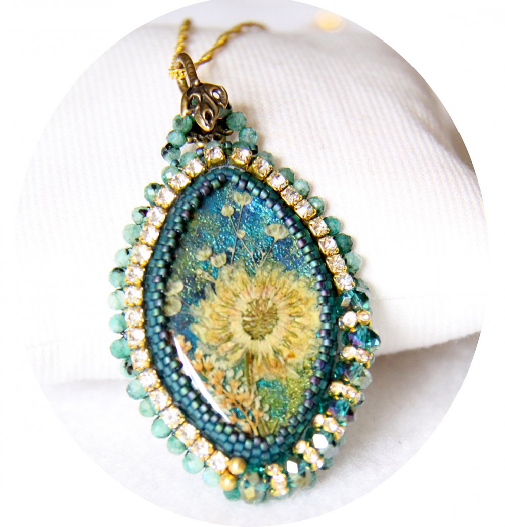Collier médaillon fleurs séchées bleu vert serti de perles japonaises et cristal--2226350593858