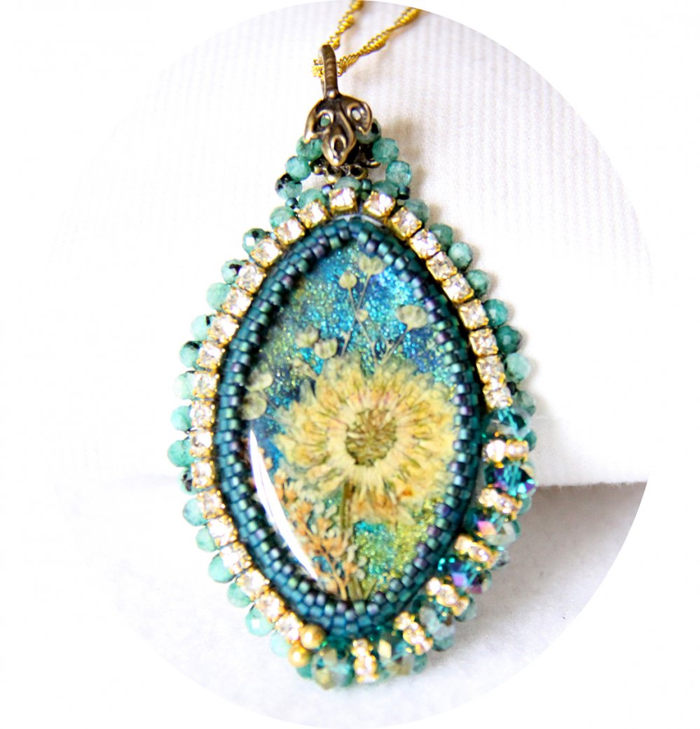 Collier médaillon fleurs séchées bleu vert serti de perles japonaises et cristal--2226350593858
