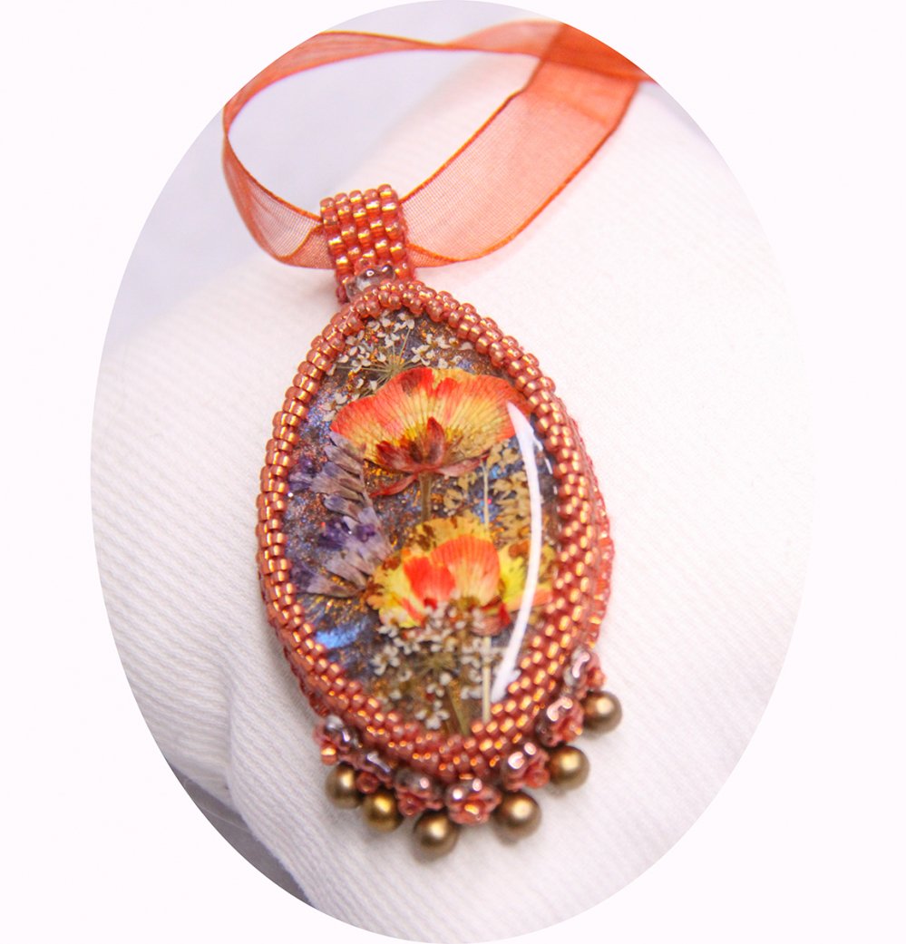 Collier médaillon fleurs séchées orange et jaune serti de perles japonaises et cristal--2226744601893