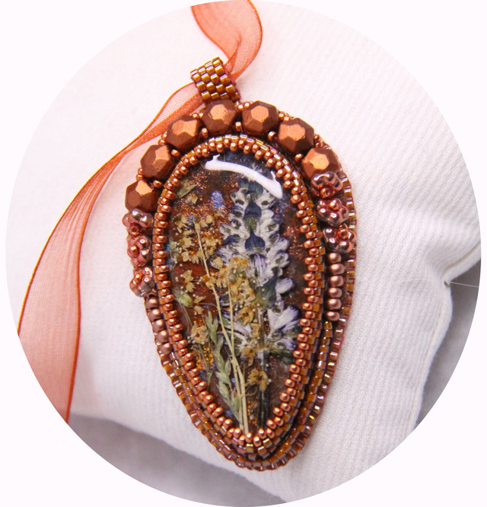 Collier médaillon fleurs séchées orange rouille serti de perles japonaises et cristal--2226744604504