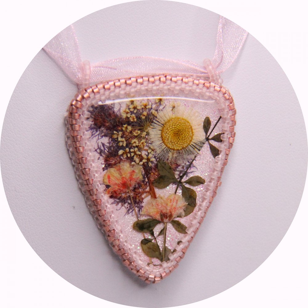 Collier médaillon fleurs séchées rose poudré serti de perles japonaises et cristal--2226745488578