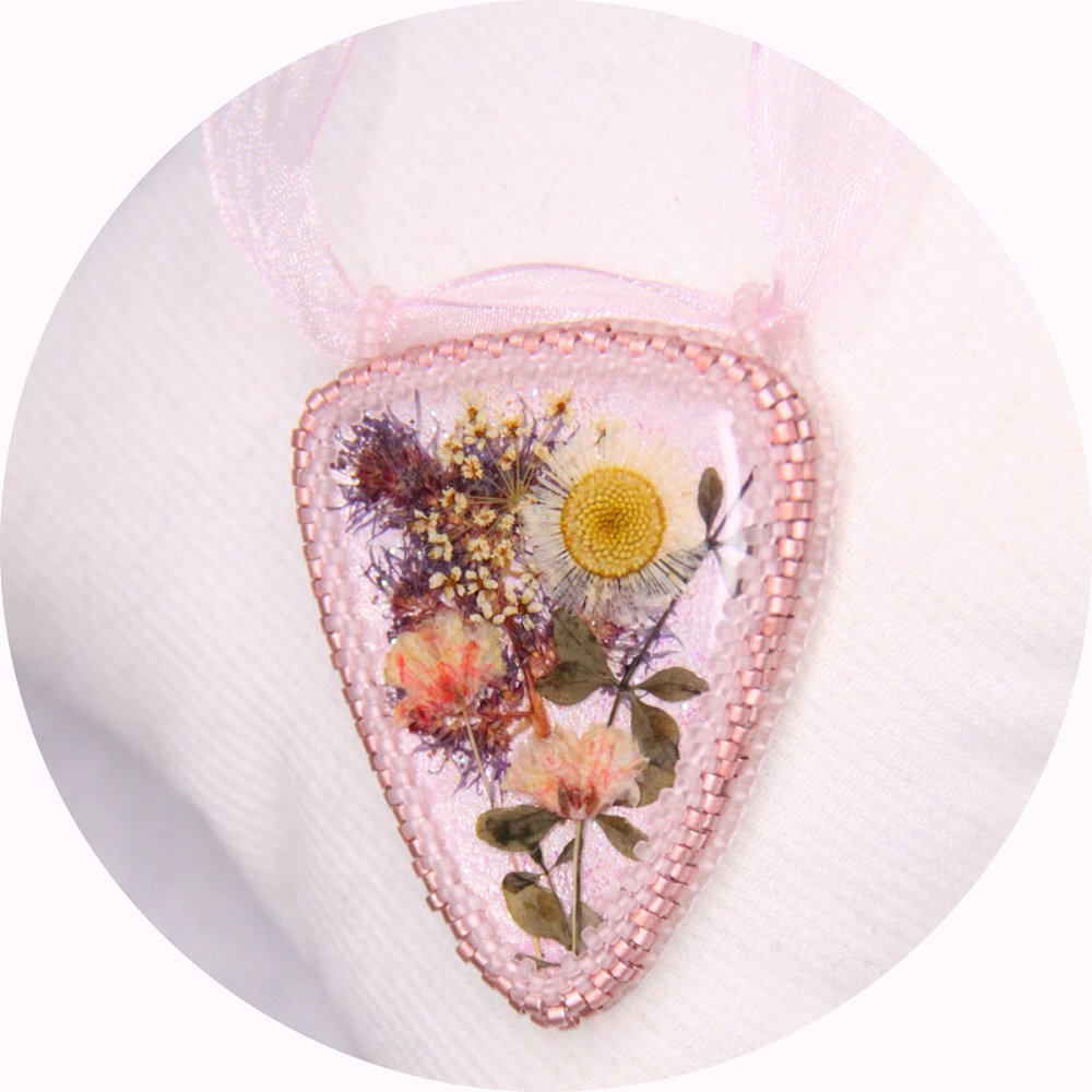 Collier médaillon fleurs séchées rose poudré serti de perles japonaises et cristal--2226745488578