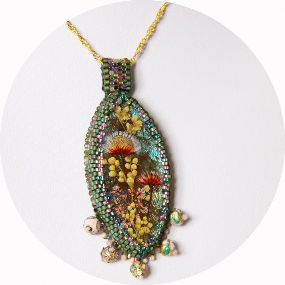 Collier médaillon fleurs séchées vert et jaune serti de perles japonaises--2226351012235
