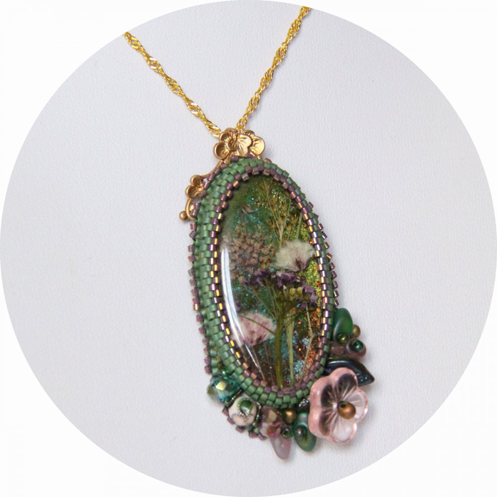Collier médaillon fleurs séchées vert et rose serti de perles japonaises et cristal--2226350603397
