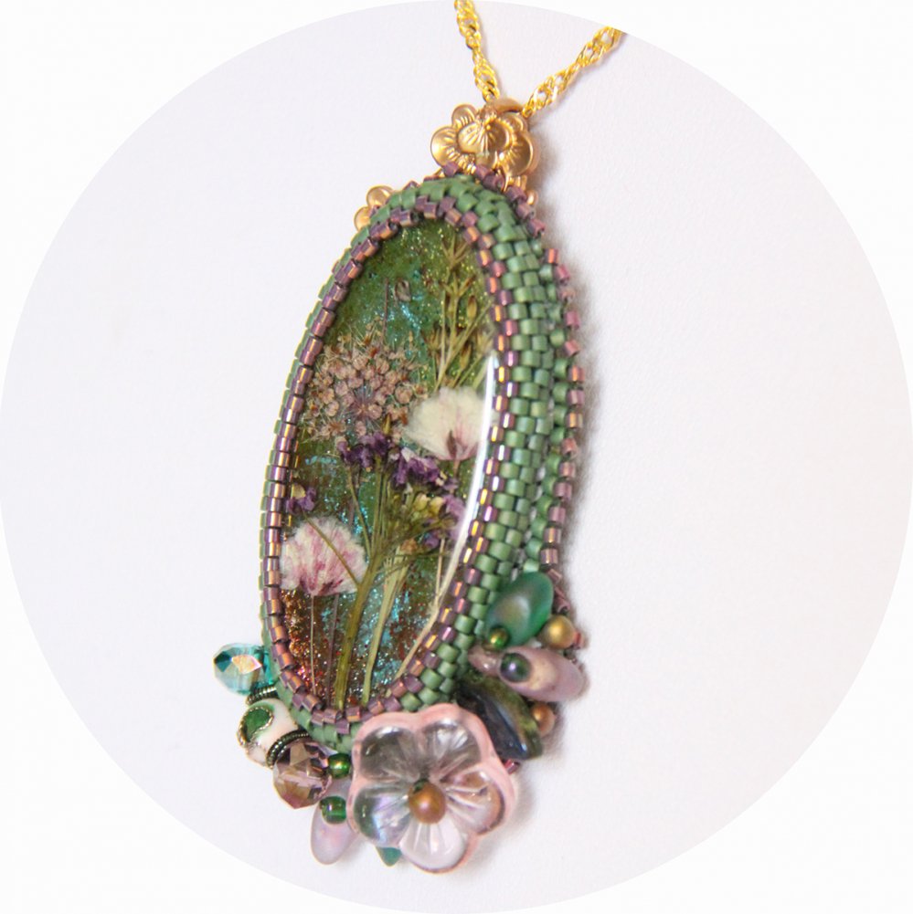 Collier médaillon fleurs séchées vert et rose serti de perles japonaises et cristal--2226350603397