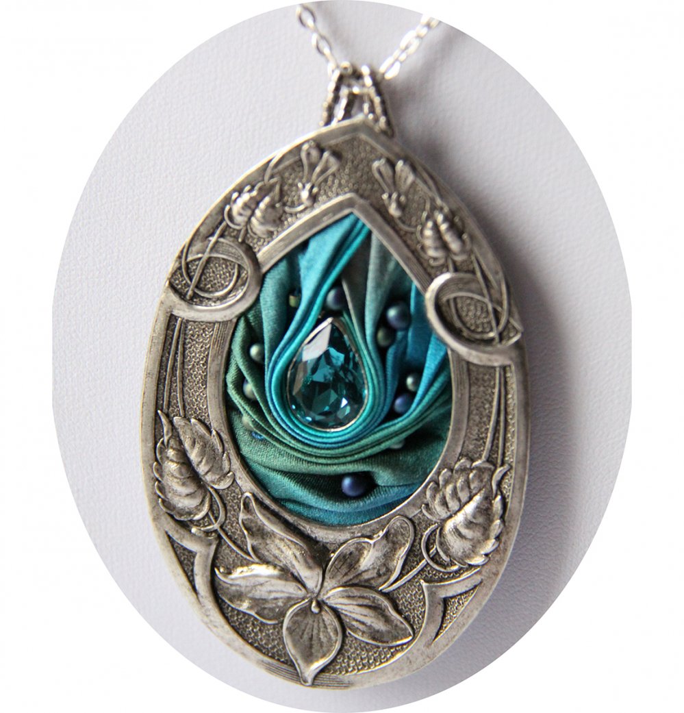 Collier médaillon goutte en ruban de soie shibori bleu et cadre argenté Art Nouveau--9996049976424