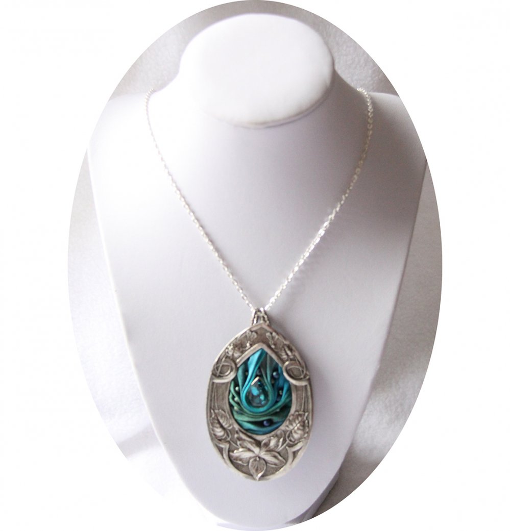 Collier médaillon goutte en ruban de soie shibori bleu et cadre argenté Art Nouveau--9996049976424
