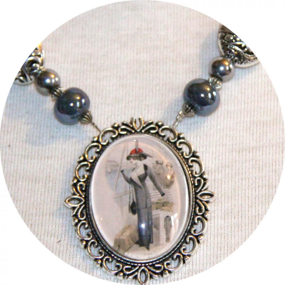 Collier médaillon Gravure de Mode ancienne style Titanic Belle Epoque sur rang de perle en céramique bleu et argent--9995589911605