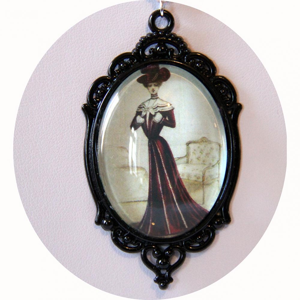 Collier médaillon gravure de mode Belle Epoque robe rouge--9995801556140