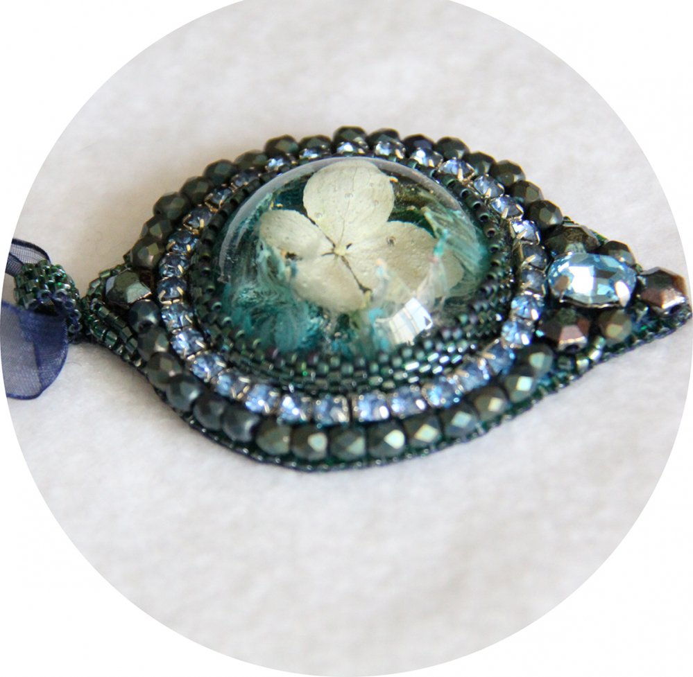 Collier médaillon hortensia bleu serti de perles japonaises--2226477756662