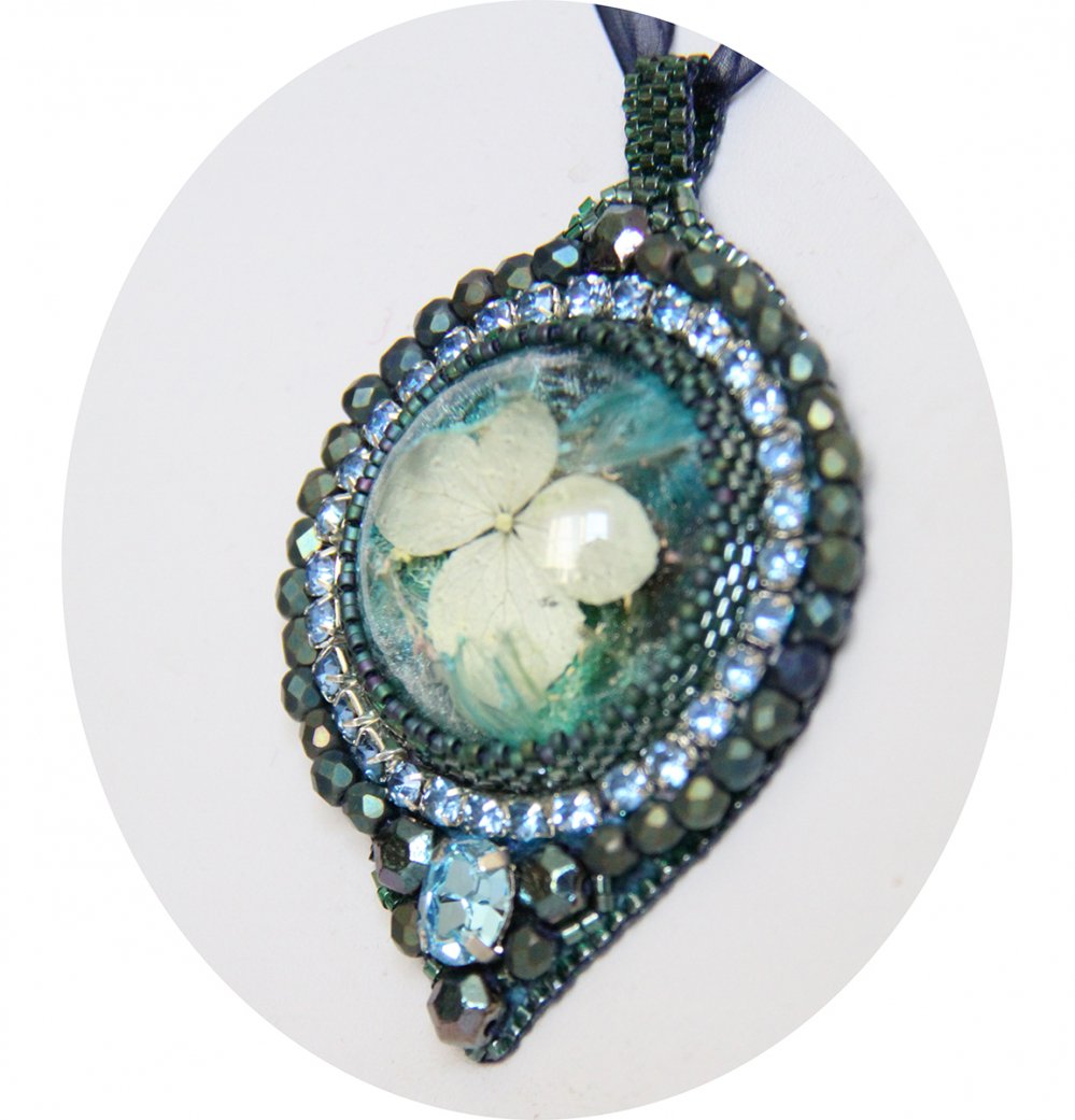 Collier médaillon hortensia bleu serti de perles japonaises--2226477756662