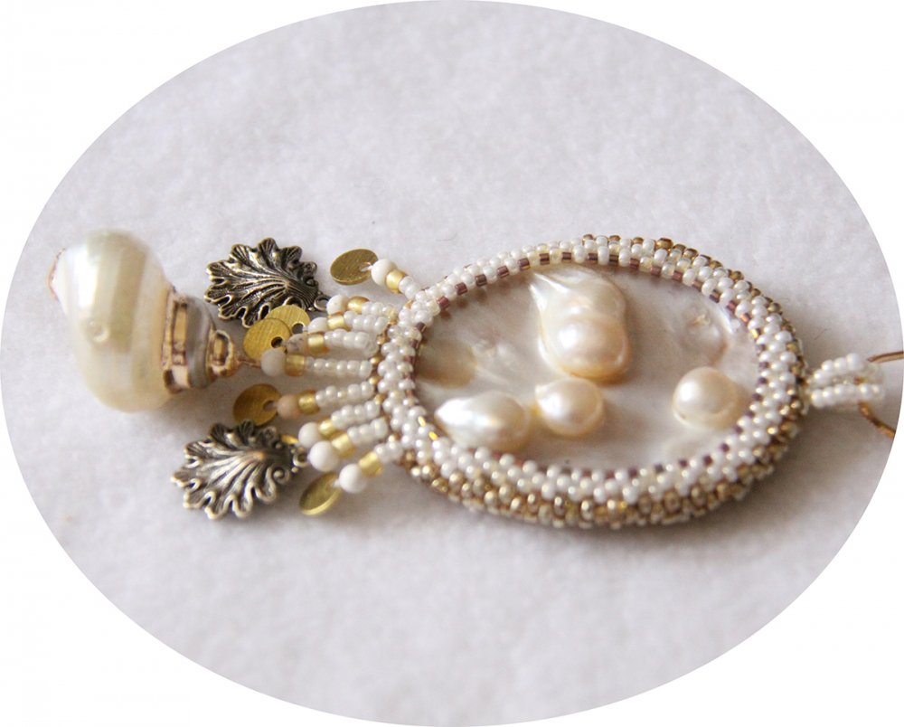 Collier médaillon de nacre et coquillage brodé de perles blanc et or--2226243813285