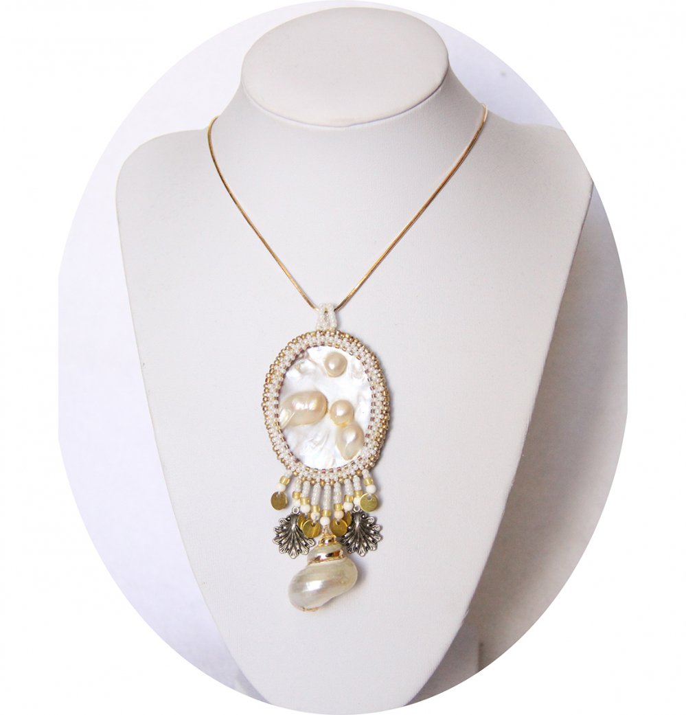 Collier médaillon de nacre et coquillage brodé de perles blanc et or--2226243813285
