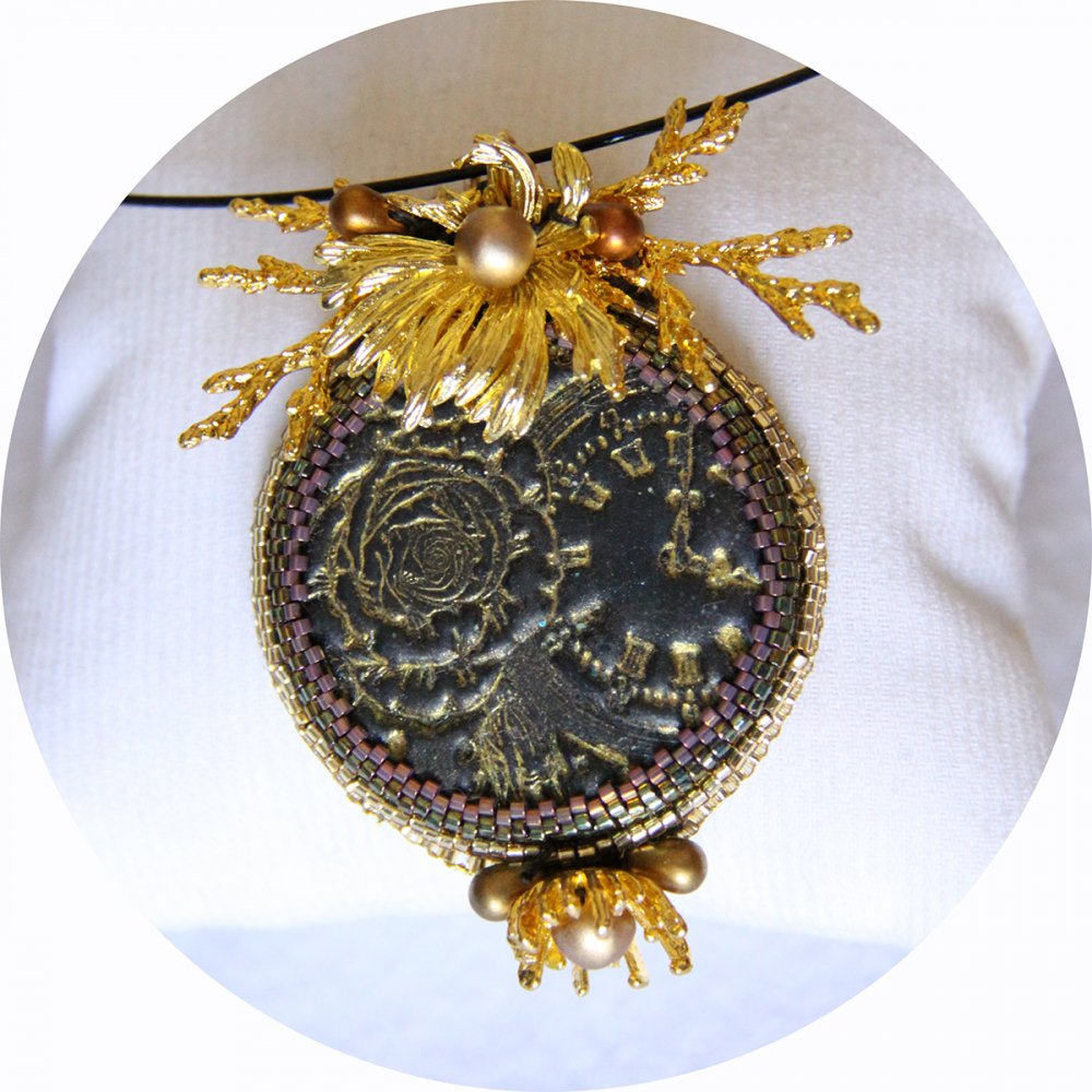 Collier médaillon noir et or serti de perles japonaises--2226351034565