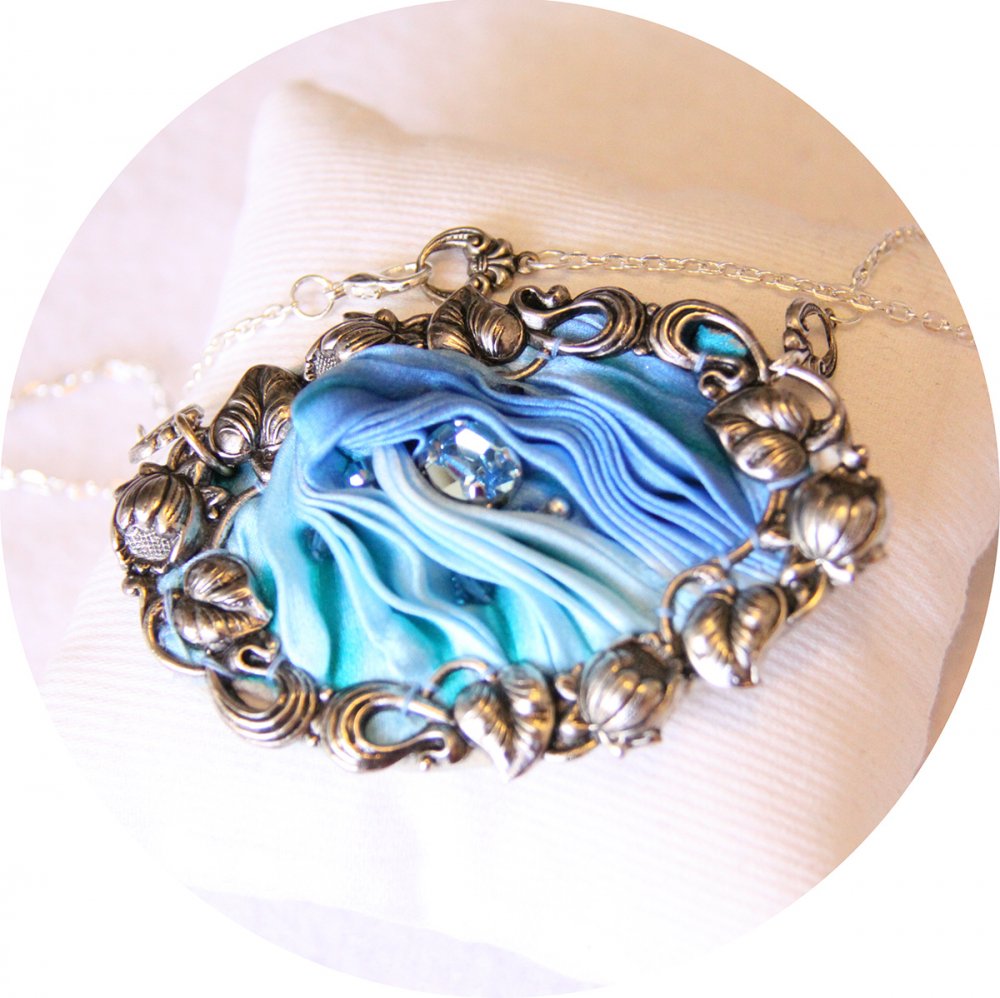 Collier médaillon ovale en ruban de soie shibori bleu azur brodée et cadre argenté--2226437018960