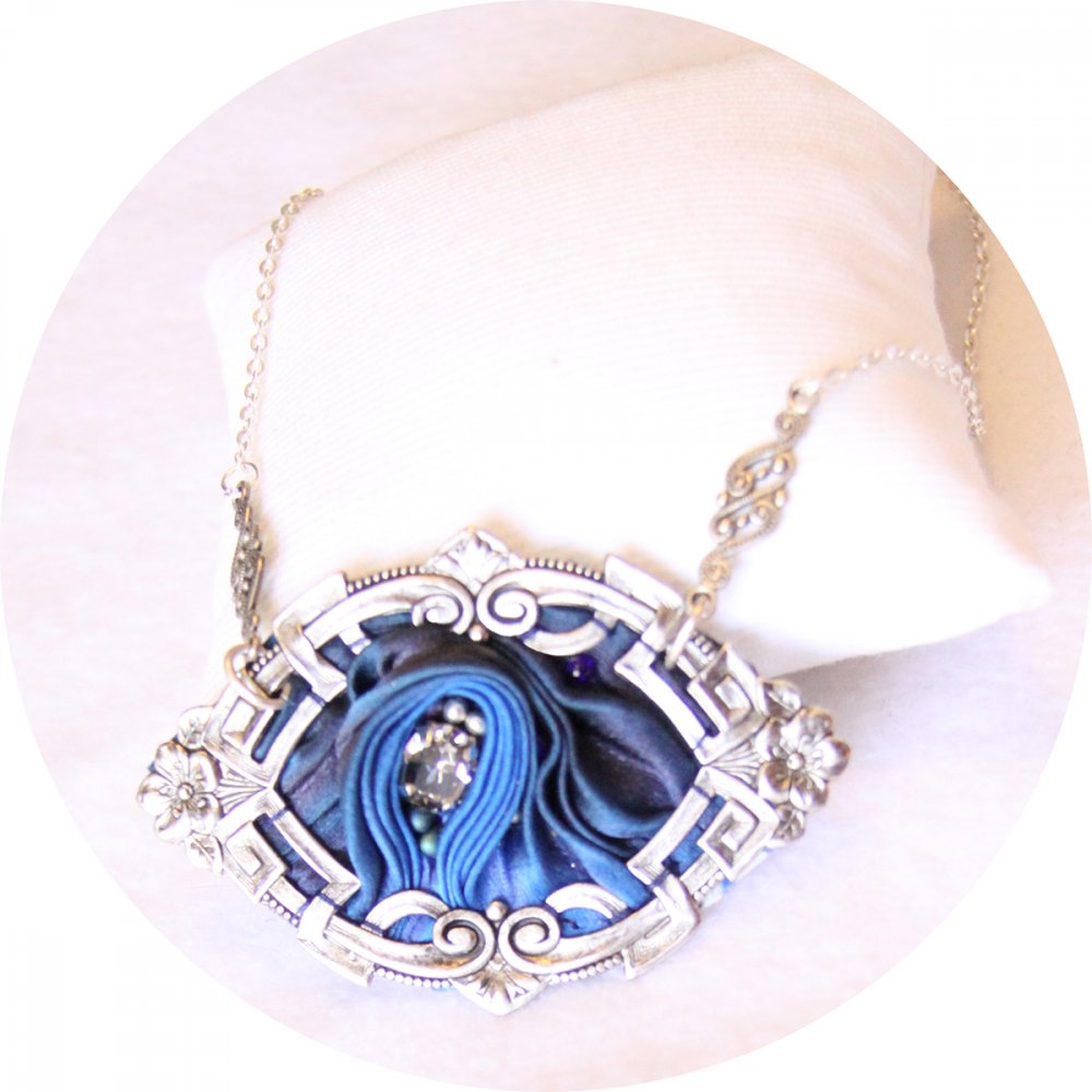Collier médaillon ovale en ruban de soie shibori bleu brodée et cadre argenté--2226437016614