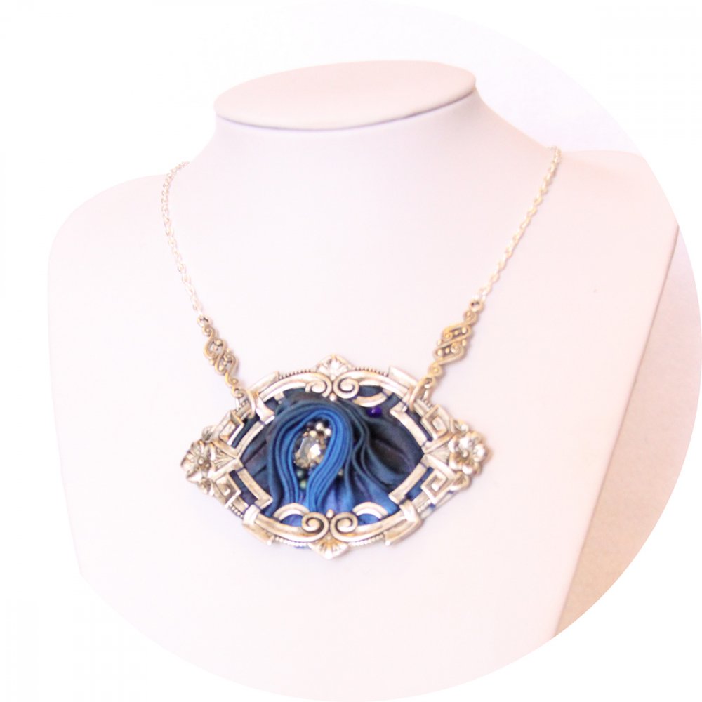 Collier médaillon ovale en ruban de soie shibori bleu brodée et cadre argenté--2226437016614