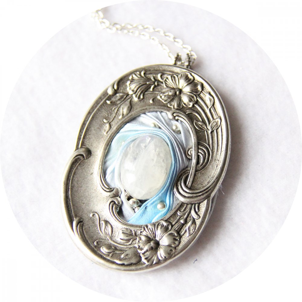Collier médaillon ovale en ruban de soie shibori bleu ciel et cadre argenté Art Nouveau--9996049986102