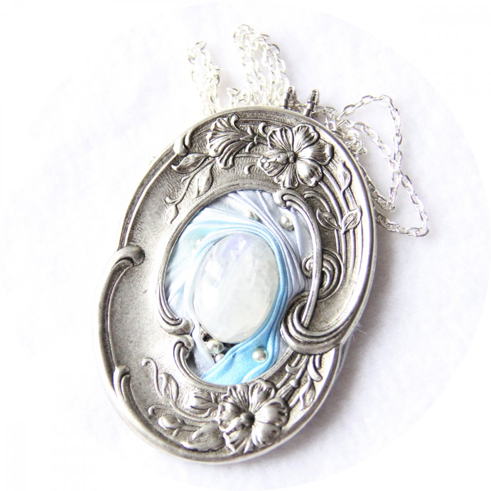 Collier médaillon ovale en ruban de soie shibori bleu ciel et cadre argenté Art Nouveau--9996049986102